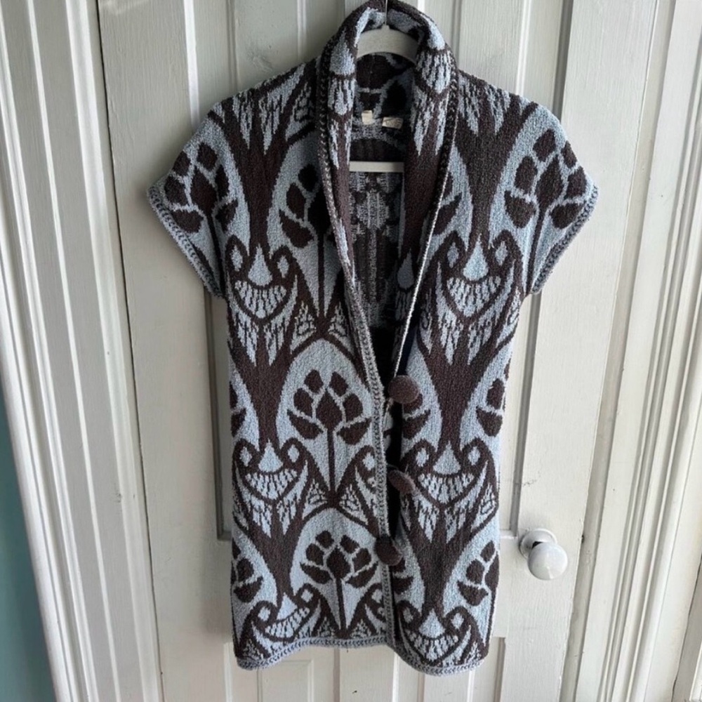 Capped-Sleeve  Cardigan Sweater in Light Blue and Brown